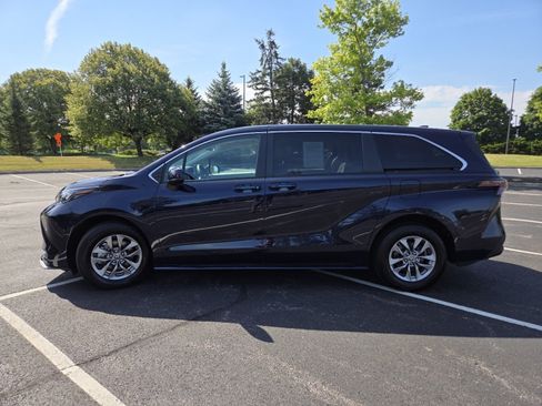 Used 2024 Toyota Sienna LE AWD/4WD image 18