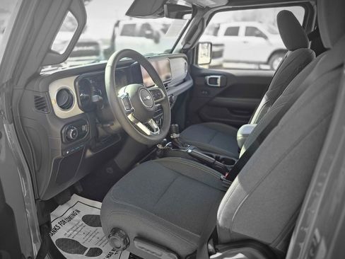 Used 2025 Jeep Wrangler Unlimited Sahara image 36