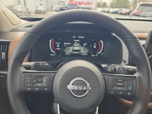 Used 2025 Nissan Pathfinder Platinum image 42