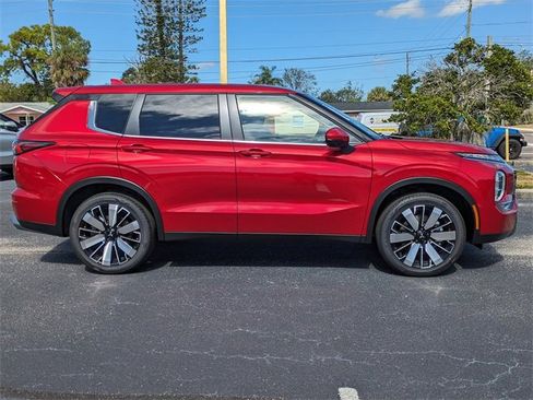 New 2025 Mitsubishi Outlander SE image 4