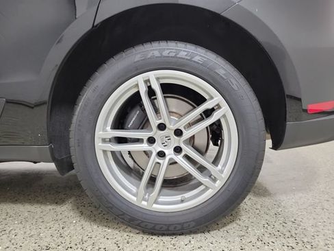 Used 2025 Porsche Macan AWD/4WD image 7