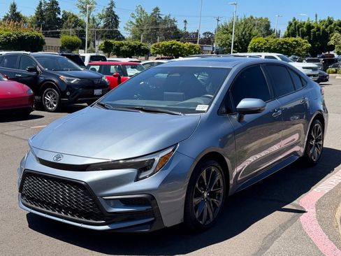 Used 2025 Toyota Corolla SE w/ SE Premium Package FWD image 4