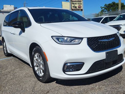Used 2025 Chrysler Pacifica Select FWD image 2