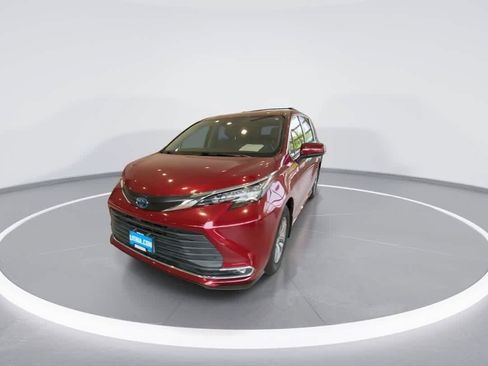 Used 2021 Toyota Sienna XLE FWD image 4