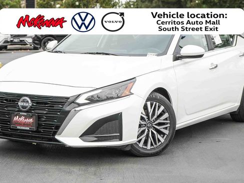 Used 2023 Nissan Altima 2.5 SV FWD image 1