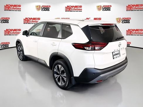 Used 2023 Nissan Rogue SV image 2
