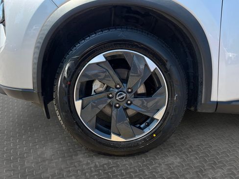 Used 2024 Nissan Rogue SV AWD/4WD image 16