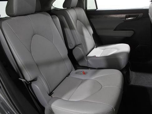 Used 2020 Toyota Highlander Limited image 19