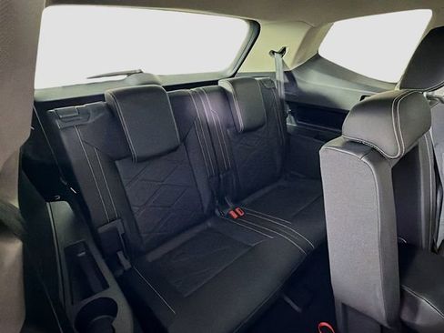 Used 2025 Volkswagen Atlas SE image 27