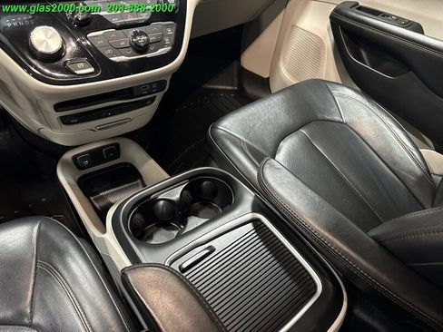 Used 2018 Chrysler Pacifica Touring-L Plus image 24