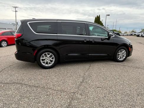 Used 2025 Chrysler Pacifica Select FWD image 6