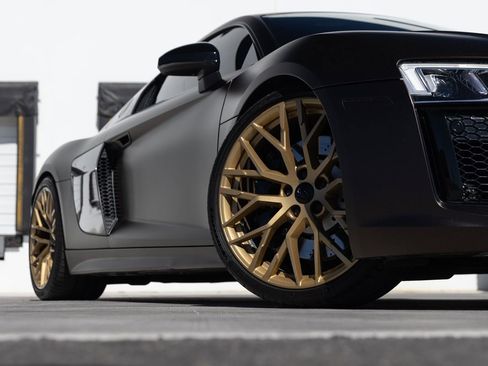 Used 2017 Audi R8 V10 w/ Carbon Exterior Package AWD/4WD image 10