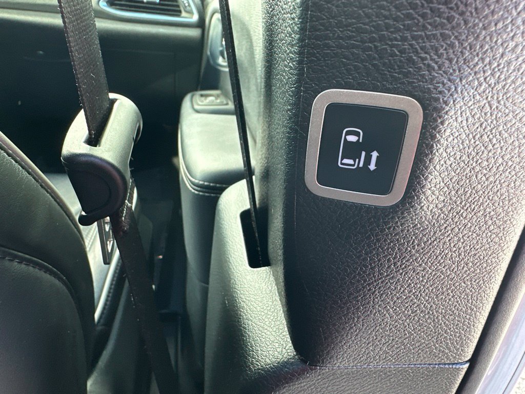 Used 2025 Chrysler Pacifica Limited FWD image 40