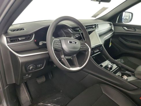 New 2025 Jeep Grand Cherokee Altitude image 10