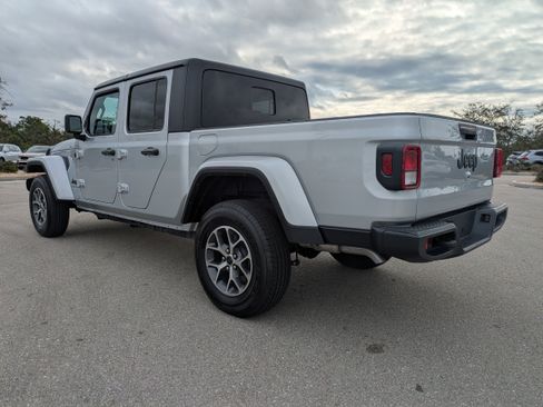 Used 2024 Jeep Gladiator Sport image 8