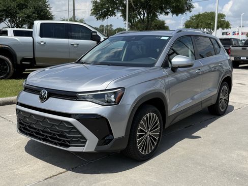 Used 2025 Volkswagen Taos SE FWD image 9