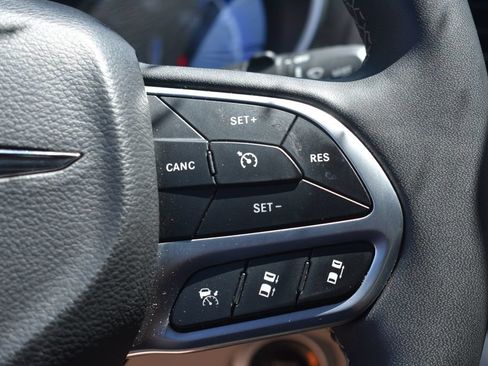 Used 2024 Chrysler Pacifica Touring-L FWD image 17