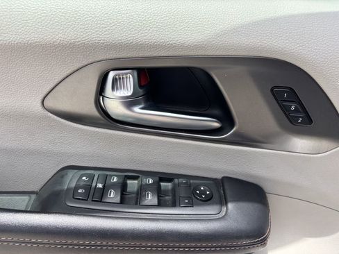 Used 2020 Chrysler Pacifica Touring-L FWD image 31