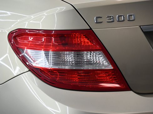 Used 2010 Mercedes-Benz C 300 Sport image 11