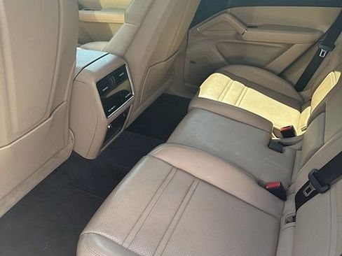 Used 2022 Porsche Cayenne image 9
