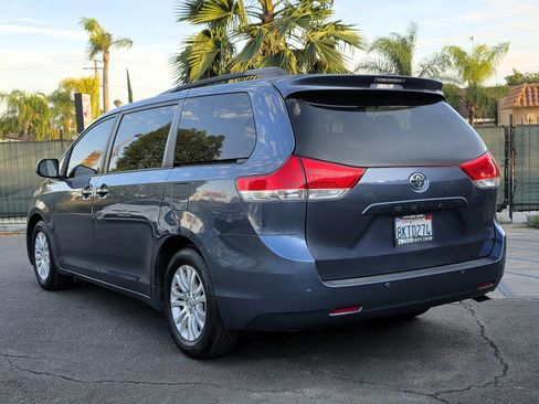 Used 2014 Toyota Sienna XLE FWD image 3