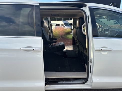 Used 2024 Chrysler Pacifica Touring-L FWD image 19