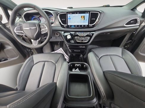Used 2025 Chrysler Pacifica Select image 6