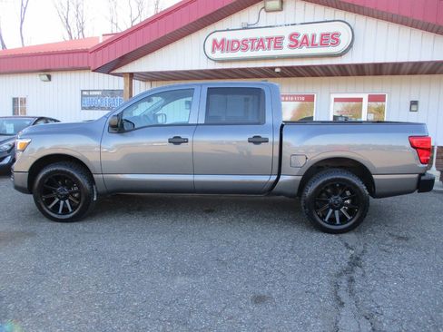 Used 2023 Nissan Titan S AWD/4WD image 5