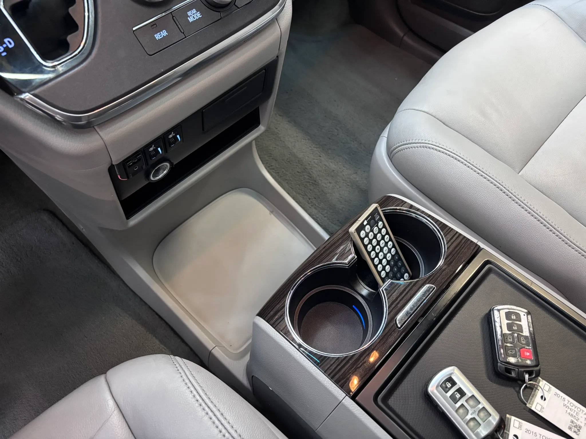 Used 2015 Toyota Sienna XLE w/ XLE Navigation Package FWD image 18