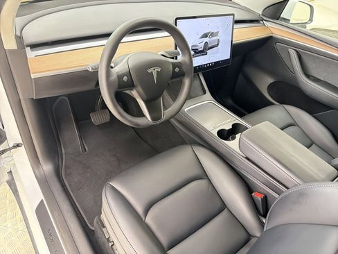 Used 2024 Tesla Model Y 2WD image 4