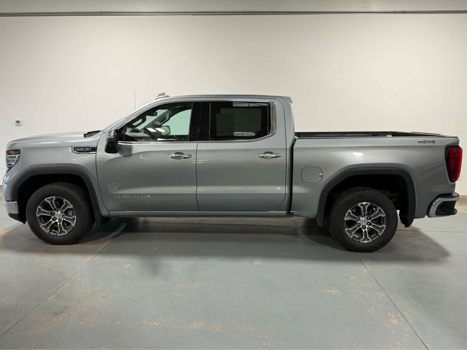 Used 2024 GMC Sierra 1500 SLT AWD/4WD image 2