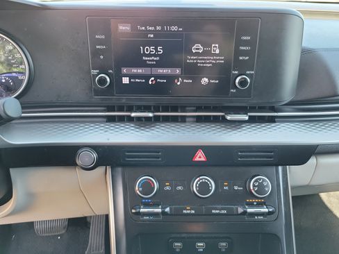 Used 2023 Kia Carnival LX image 12