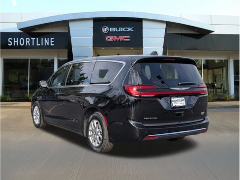Used 2025 Chrysler Pacifica Select FWD image 5
