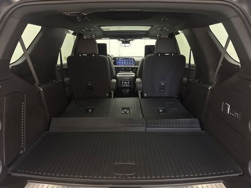 Used 2025 Chevrolet Tahoe Premier AWD/4WD image 23