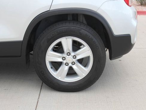 Used 2022 Chevrolet Trax LS w/ Tint and Cruise Package FWD image 29