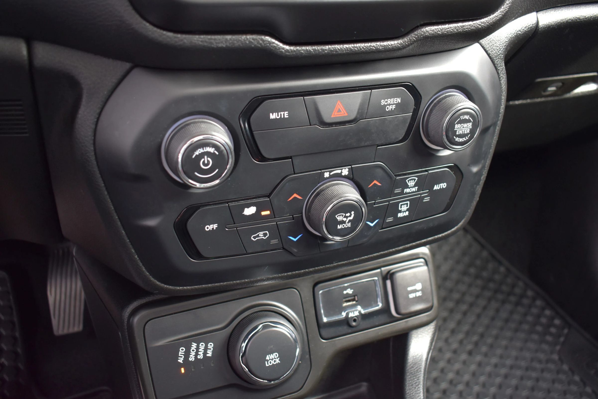 Used 2018 Jeep Renegade Altitude AWD/4WD image 26