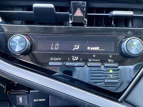 Used 2021 Toyota Camry SE w/ Convenience Package FWD image 17