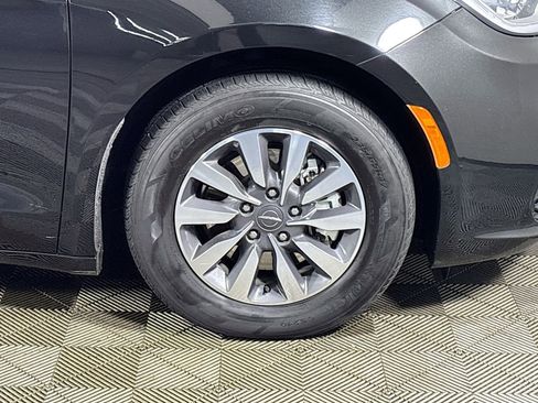 Used 2024 Chrysler Pacifica Select image 22