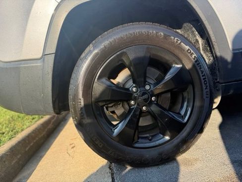 Used 2019 Jeep Cherokee Latitude Plus AWD/4WD image 5