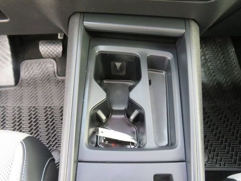 Used 2025 Volkswagen Tiguan SE image 24