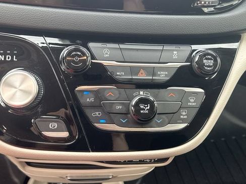 Used 2023 Chrysler Voyager LX FWD image 17