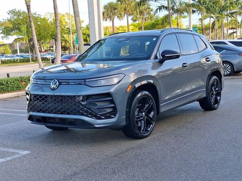 Used 2026 Volkswagen Tiguan SE R-Line image 3