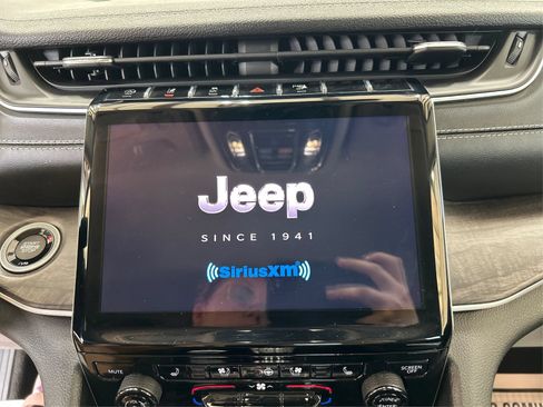 Used 2023 Jeep Grand Cherokee Limited w/ Luxury Tech Group II AWD/4WD image 13