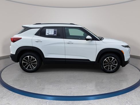 Used 2024 Chevrolet TrailBlazer LT w/ Driver Confidence Package FWD image 4