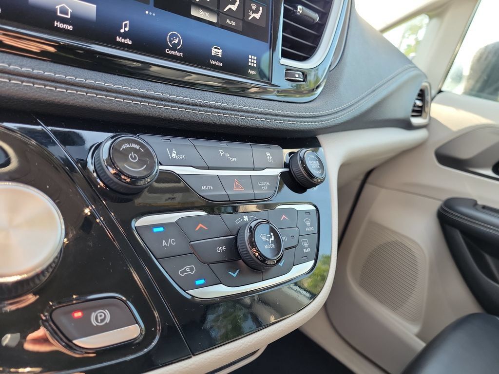 Used 2023 Chrysler Pacifica Touring-L FWD image 36