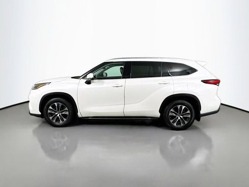 Used 2021 Toyota Highlander XLE image 2