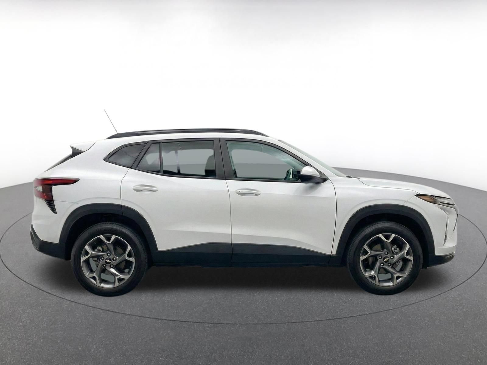 Used 2025 Chevrolet Trax LT w/ LT Convenience Package FWD image 9
