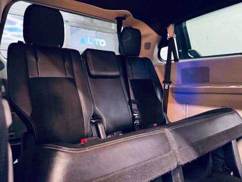 Used 2019 Dodge Grand Caravan SXT image 7