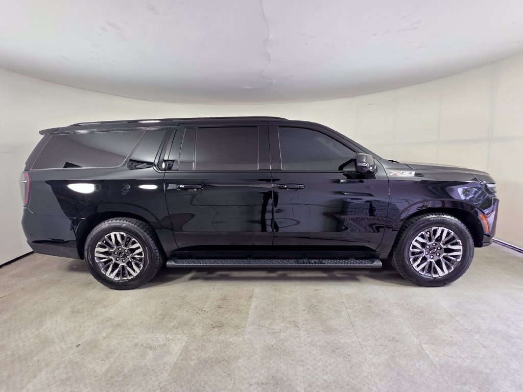 Used 2025 Chevrolet Suburban Z71 w/ Z71 Off-Road Package AWD/4WD image 3