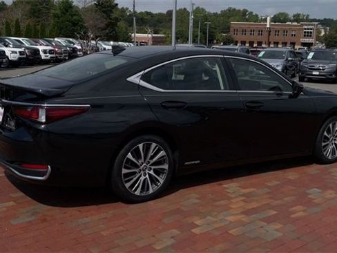 Used 2019 Lexus ES 300h w/ Premium Package image 2